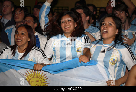 Fans argentins célèbrent objectif après avoir marqué contre le Mexique, Coupe du Monde 2006, le Grand, Clapham, Londres Banque D'Images