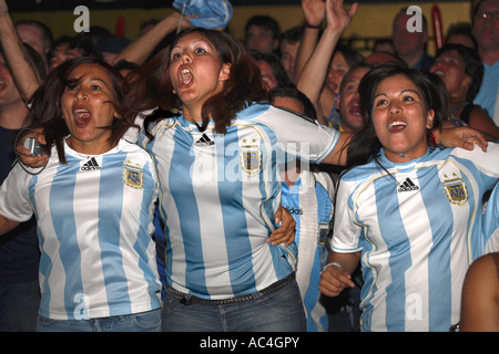 Fans argentins célèbrent objectif après avoir marqué contre le Mexique, Coupe du Monde 2006, le Grand, Clapham, Londres Banque D'Images