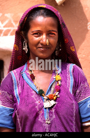 Belle jeune femme dans un sari en Inde Rajasthan Jaisalmer Femme bijoux femme Bijoux Bijoux Vêtements ornés d'or, d'or Banque D'Images