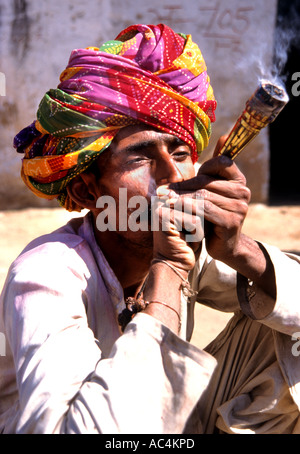 Inde Rajasthan hash Pipe haschich médicaments Homme Banque D'Images