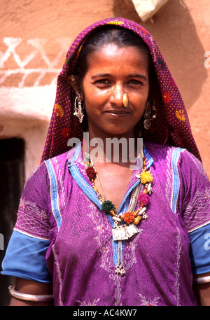 Belle jeune femme dans un sari en Inde Rajasthan Jaisalmer Femme bijoux femme Bijoux Bijoux Vêtements ornés d'or, d'or Banque D'Images