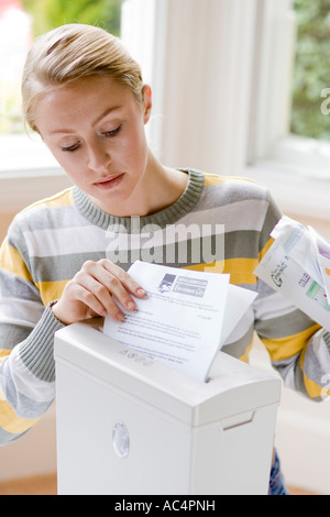 Documents déchiquetage femme contre la fraude d'identité Banque D'Images