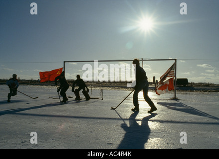 Le Canada, les Etats-Unis et la Russie d'un tournoi de hockey sur imités par de jeunes garçons dans un étang en plein air sur une ferme en Ontario à l'extérieur sur l'anneau de glace Banque D'Images