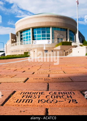 L'emblématique bâtiment du Women's Basketball Hall of Fame à Knoxville, Tennessee, présente la plus grande sculpture de basket-ball au monde au sommet de son entrée. ÉTATS-UNIS Banque D'Images