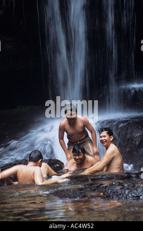 Les Cambodgiens de détente à Kbal Spean Phnom Penh Cambodge Banque D'Images