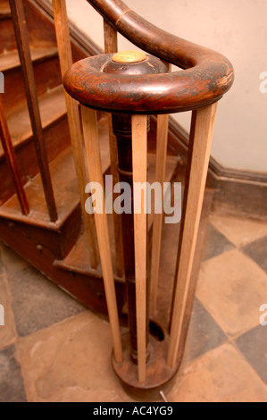 Un escalier en chêne de style victorien AVEC DES TRAVAUX DE RESTAURATION DE LA RAMPE INFÉRIEURE FAITES DÉFILER UK Banque D'Images