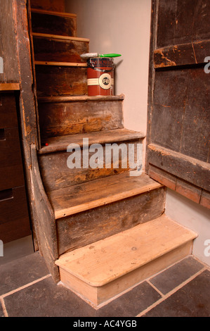 Un escalier en chêne de style victorien AVEC DES TRAVAUX DE RESTAURATION DE LA MARCHE INFÉRIEURE UK Banque D'Images