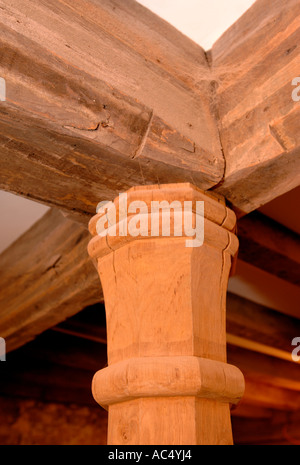 Un hôtel moderne à l'APPUI D'UNE COLONNE EN BOIS SCULPTÉ UK FAISCEAU EXISTANTES Banque D'Images