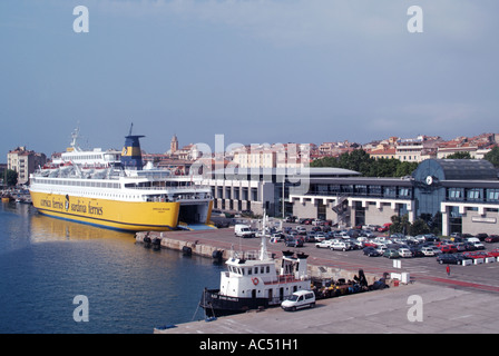 Port d'Ajaccio avec ferry amarré aux côtés de l'aérogare avec ouverture des portes arrière et les voitures en attente de chargement Banque D'Images
