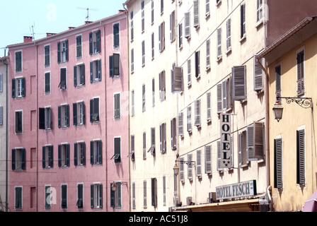 Ajaccio couleur typique des façades de bâtiment lavé d'immeubles d'appartements et hôtels fenêtres avec volets Banque D'Images