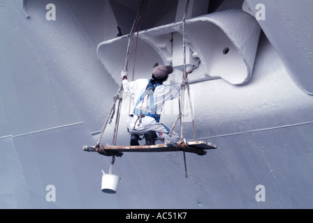 Ajaccio port Area homme travaillant sur suspendu étroit planche peinture ancre logement du navire de croisière amarré Corse France Banque D'Images