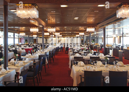 Salle à manger tables de restaurant préparées pour le repas du soir intérieur de croisière paquebot croisière dans la mer Méditerranée Banque D'Images