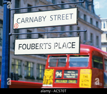 Go BUS LONDON STREET SIGNS Banque D'Images