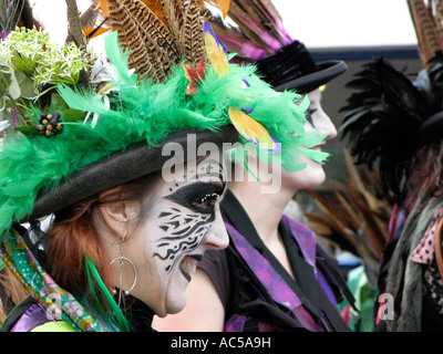 Les femmes dans un visage noir troupe Danse Morris performing à Brighton Festival à temps Banque D'Images