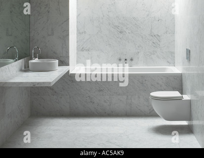Salle de bains en marbre blanc pierre élégante simple élégant hôtel de luxe maison carrelage chic parfait Banque D'Images