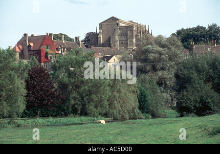 Septembre 1997 : vue sur les champs à l'abbaye de Malmesbury historique au début de l'automne le soleil, Wiltshire, Royaume-Uni Banque D'Images