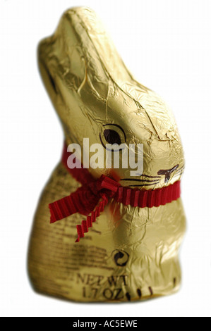 Un gros plan d'un lapin de pâques en chocolat en aluminium Banque D'Images
