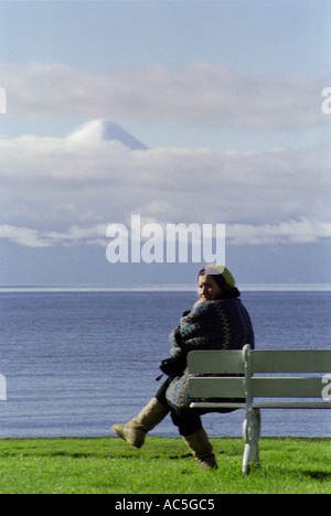 Femme sur le banc à côté du volcan Osorno Llanquihue Lac avec en arrière-plan Frutillar près de Pucon Chili Mai 2002 James Sturcke Banque D'Images