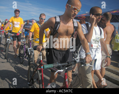 Les cyclistes sur la promenade de Brighton après avoir réalisé le tour de vélo à Londres Brighton Banque D'Images