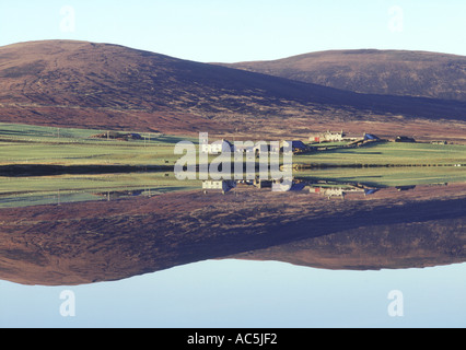 Kirbister dh Loch ORPHIR ORKNEY NOSW ferme du réservoir et les chalets calme tranquille de l'eau écosse loch pittoresque Banque D'Images