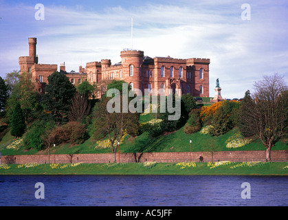 Dh le château d'Inverness INVERNESS INVERNESSSHIRE Ness jonquilles ecosse highlands Banque D'Images
