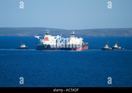 Dh Voyage ORKNEY Scapa Flow le transfert du carburant de pétroliers ravitailleurs remorqueurs avec l'OCI Banque D'Images