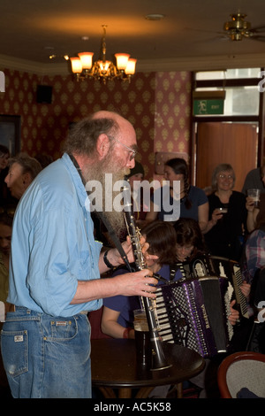 Orkney Folk Festival dh STROMNESS ORKNEY musicien clarinette jouant Stromness Hotel lounge bar Banque D'Images