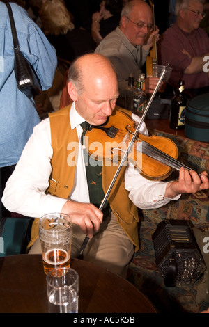 Orkney Folk Festival dh STROMNESS ORKNEY Stromness musiciens jouant du violon bar-salon de l'hôtel Banque D'Images