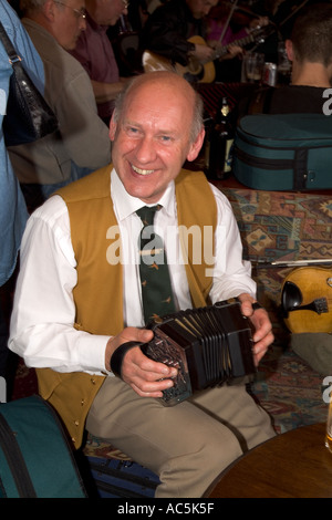 Orkney Folk Festival dh STROMNESS ORKNEY Musician playing concertina Anglo Stromness Hotel lounge bar tableau de Banque D'Images