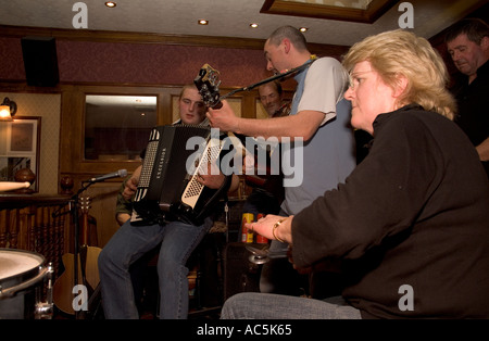 Orkney Folk Festival dh STROMNESS ORKNEY Cuillères musiciens jouant guitare Accordéon Royal Hotel lounge bar spoon Banque D'Images