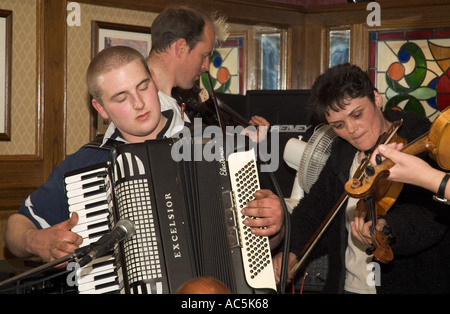 Orkney Folk Festival dh STROMNESS ORKNEY musiciens jouant du violon accordéon salon-bar de l'Hôtel Royal Banque D'Images