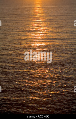 Dh Coucher du soleil sur la mer de la texture de la lumière de coucher de soleil sur l'eau de l'Océan Atlantique Yesnaby Orkney Banque D'Images