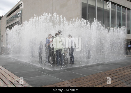 Les personnes bénéficiant de l'apparition de l'artiste danois chambres Jeppe Hein au southbank Centre London England uk Banque D'Images