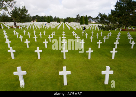 Tombes de la Seconde Guerre mondiale, 2 soldats américains qui ont payé le prix ultime dans le cimetière à Omaha Beach en Normandie le nord de la France Banque D'Images