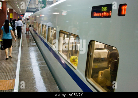 Shanghai Nanjing haute vitesse Railroad Bullet train en gare Shanghai Chine D406 Banque D'Images