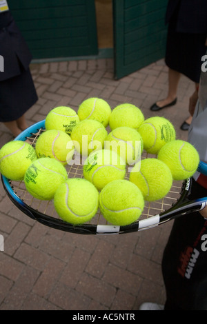 14 balles de tennis sur la tête de raquette au championnat de tennis de Wimbledon UK Banque D'Images