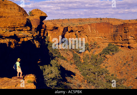 Walker au Lookout sur North Rim du canyon,Watarrka (Kings Canyon) National Park, Territoire du Nord, Australie, horizontal, Banque D'Images