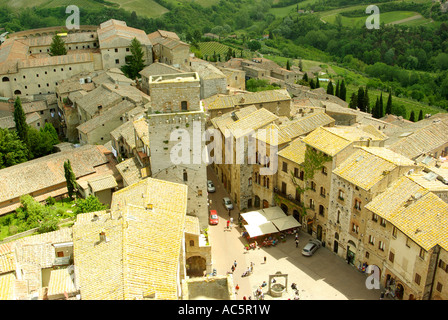 San Gimignano Toscane - Vue sur la place de la cisterna Torre Grosso Banque D'Images