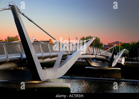 Le nouveau Sean O'Casey Pont sur la rivière Liffey Dublin Ireland Banque D'Images