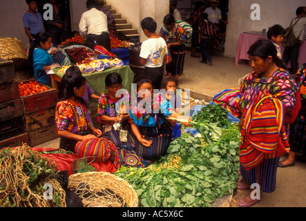 Les Guatémaltèques, Guatémaltèques, Maya, Maya, les gens, les fournisseurs, le marché central, Chichicastenango, El Quiché, El Quiché, Guatemala, Amérique Centrale Banque D'Images