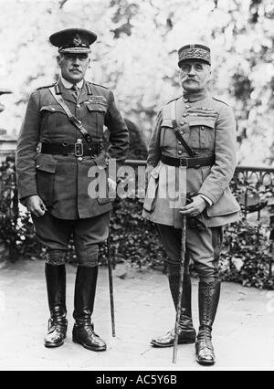 Le Général britannique SIR WILLIAM ROBERTSON à gauche avec le maréchal Foch à Cologne vers la fin de WW1 Banque D'Images