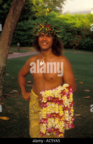 1, l'un, l'hawaiien, homme, man holding leis, contact oculaire, vue de face, portrait, Wailea, Maui, Maui, l'île de Maui, Hawaii, united states Banque D'Images