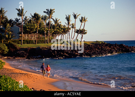 Les touristes, en vacances, en vacances, de romance, romantique, en couple, homme et femme, marcher le long de la plage, plage Ulua Beach, Wailea, Maui, Maui, Hawaii Banque D'Images