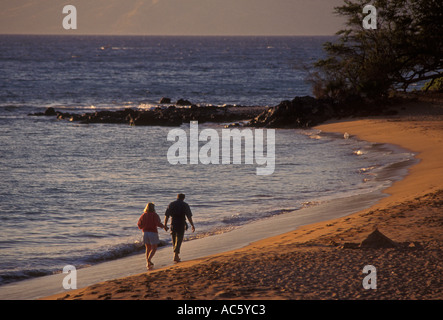 Les touristes, en vacances, en vacances, de romance, romantique, en couple, homme et femme, marcher le long de la plage, plage Ulua Beach, Wailea, Maui, Maui, Hawaii Banque D'Images