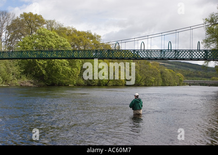 Pêche au saumon pêcheur sur la rivière Tay. Footbridge et Pitlochry Hydro et Dam, Écosse, royaume-uni Banque D'Images