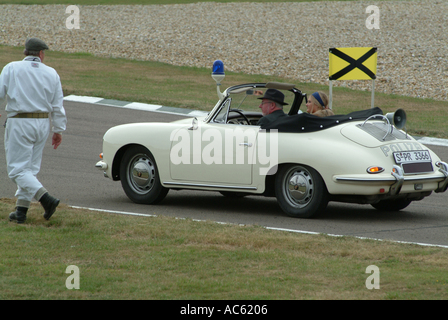 La Police Porsche Voiture de sport de course automobile au Goodwood Revival Meeting 2003 West Sussex England United Kingdom UK Banque D'Images