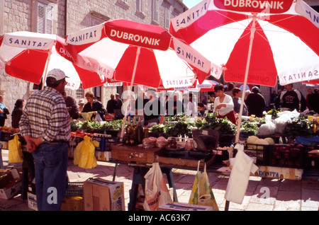 Le marché de plein air place Gundulic dans la vieille ville de Dubrovnik Croatie Banque D'Images