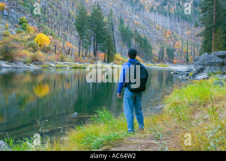 Un homme s'arrêtant le long de la rivière Wenatchee dans Tumwater Canyon Cascades Gamme Washington USA Banque D'Images