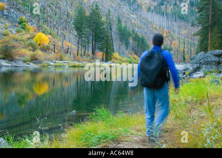 Un homme qui marche le long de la rivière Wenatchee Tumwater Canyon Cascades Gamme Washington USA Banque D'Images