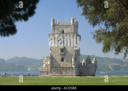 Portugal Côte de Lisbonne, la tour de Belém vu de park Banque D'Images